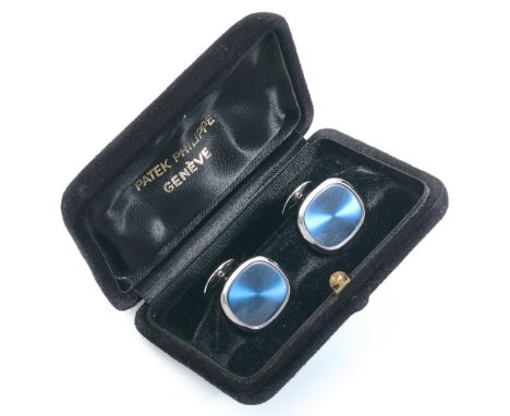 PATEK PHILIPPE PAIRE DE BOUTONS DE MANCHETTES ELLIPSE, Ils sont en or gris 18k de forme coussin et émaillés bleu à fond rayon