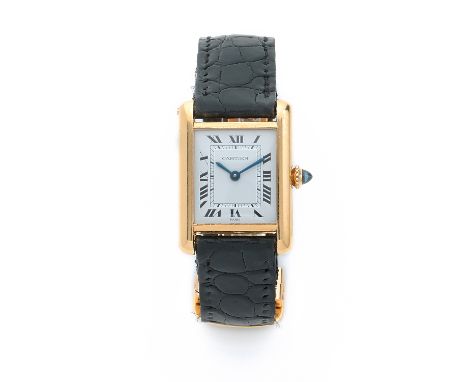 CARTIER TANK LOUIS CARTIER PM, VERS 1975 Montre bracelet en or jaune 18K sur cuir. BOÎTIER : rectangulaire en or jaune. CADRA