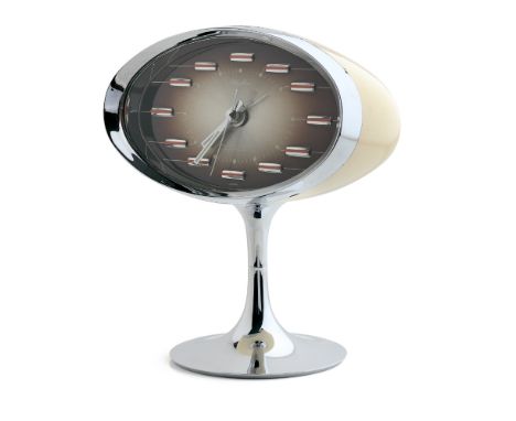 RHYTHM ANNEES 70, TRAVAIL JAPONAIS Pendulette de bureau avec fonction alarme. BOITIER : en forme de retroviseur en métal chro