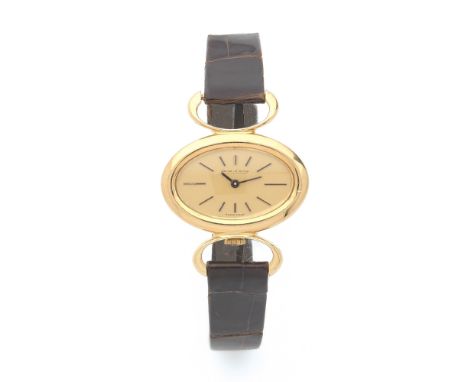 JAEGER LECOULTRE ETRIER, Montre bracelet de dame en or jaune 18K sur cuir. BOITIER : ovale à larges attaches. Remontoir à 6h.