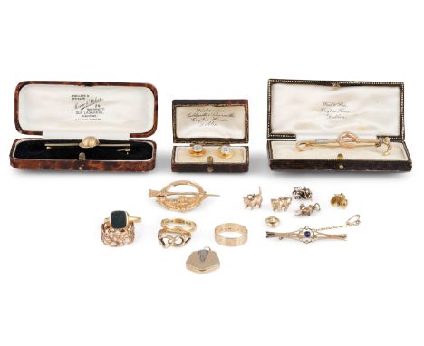 A GROUP OF JEWELLERY, comprising two gold bar brooches within their fitted case, a pair of gold and mother-of-pearl shirt but