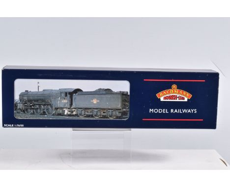 A BOXED OO GAUGE BACHMANN BRANCHLINE MODEL RAILWAY LOCOMOTIVE V2 Class no. 60800 'Green Arrow' in BR Green with Late Crest, m