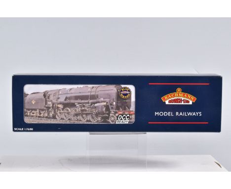 A BOXED OO GAUGE BACHMANN BRANCHLINE MODEL RAILWAY LOCOMOTIVE Class 9F Standard 2-10-0 no. 92044 in BR Black with Late Crest 