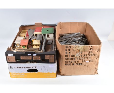 A QUANTITY OF UNBOXED AND ASSORTED OO GAUGE MODEL RAILWAY ITEMS, to include Tri-ang Steeple Cab locomotive, Tri-ang Railways 