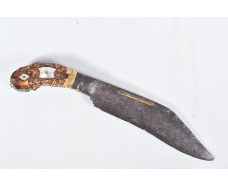 A SRI LANKEN PHIA KAETTA (KANDYAN KNIFE), this has a decorative horn handle with ornate white metal mounts, the blade has wea
