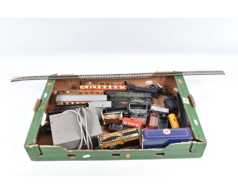 A QUANTITY OF UNBOXED AND ASSORTED OO GAUGE MODEL RAILWAY ITEMS, majority in damaged or playworn condition, mainly Hornby Dub