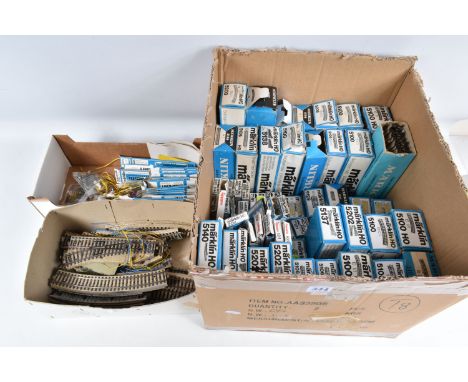 A QUANTITY OF BOXED AND UNBOXED MARKLIN HO GAUGE TRACK AND ACCESSORIES, assorted straight and curved track etc., with a quant