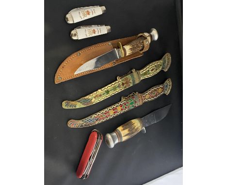 A selection of knives including hunting style knives etc (UK shipping only)