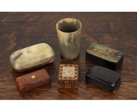 Collection of small boxes comprising a tortoiseshell and yellow metal snuff box, 5.5cm overall, a horn snuff box, 8cm overall