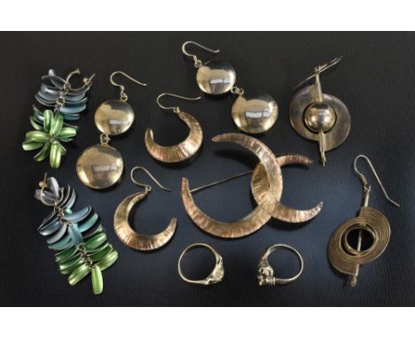 Contemporary jewellery - a modernist abstract white metal brooch, intertwined crescents, conforming earrings; a pair white me