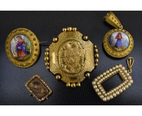 Jewellery - a 19th century yellow metal hair work mourning brooch, oval hinged door enclosing portrait aperture (empty), orna