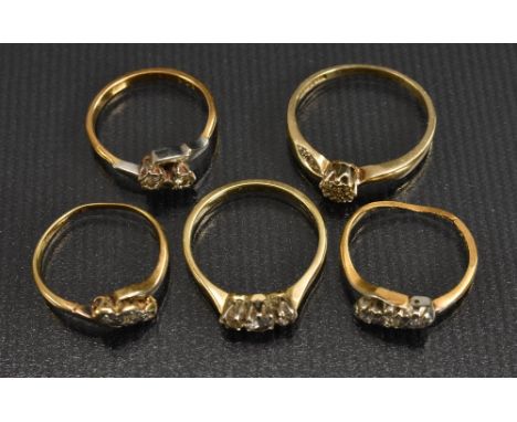 Rings - an early 20th century graduated diamond trilogy ring, platinum crown, 18ct gold shank, size O, 2.5g gross;  others tw