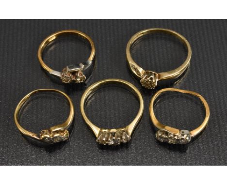 Rings - an early 20th century graduated diamond trilogy ring, platinum crown, 18ct gold shank, size O, 2.5g gross;  others tw