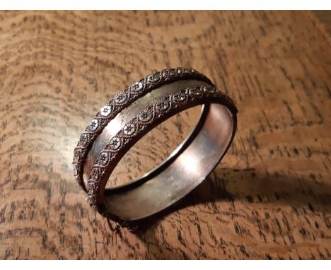 Late Victorian silver bangle, with starbust upper detail