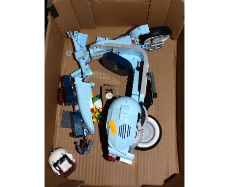 A Lego No. 10298 Vespa 125 scooter (unchecked for completeness) (lacking box)