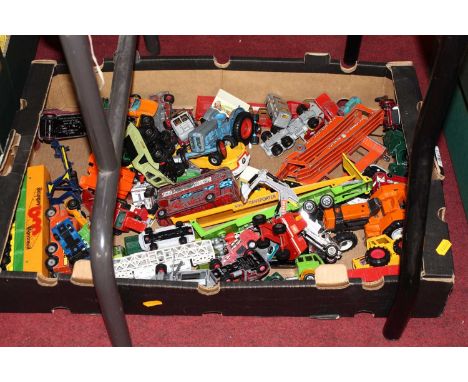 A tray containing loose and playworn diecast to include Matchbox Battle Kings missile launcher, Dinky Toys Routemaster bus, a