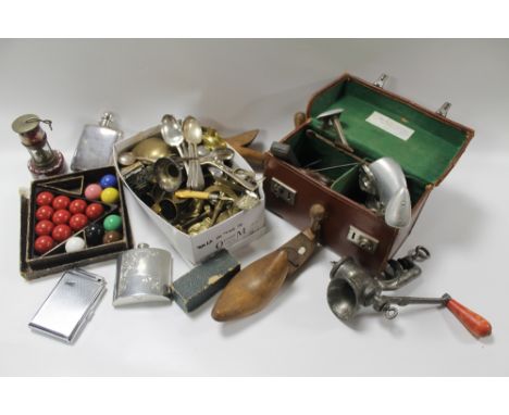 A QUANTITY OF COLLECTABLES TO INCLUDE HIP FLASKS, BARGE WARE STYLE LAMP, SHOE STRETCHERS, SMALL SNOOKER BALLS, ETC 