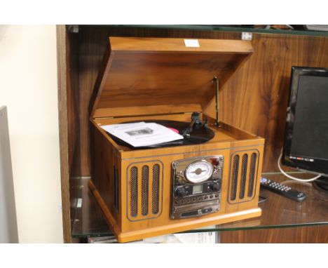 A NEOSTAR VINTAGE STYLE RECORD PLAYER 