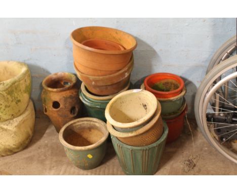 A QUANTITY OF ASSORTED GARDEN POTS TO INCLUDE A STRAWBERRY PLANTER