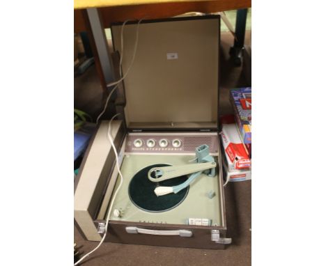 A VINTAGE PHILLIPS STEREOPHONIC RECORD PLAYER 