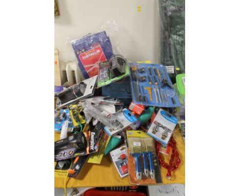 A QUANTITY OF ASSORTED TOOLS, ACCESSORIES, ETC TO INCLUDE PAINT BRUSH SETS, TORCHES, HEAT GUN, DRILL, ETC 