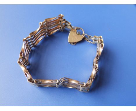 A 9ct gate link bracelet.