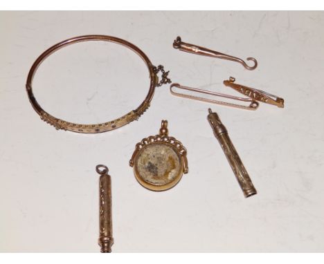 A repaired 9ct gold bangle and five other items. (6)