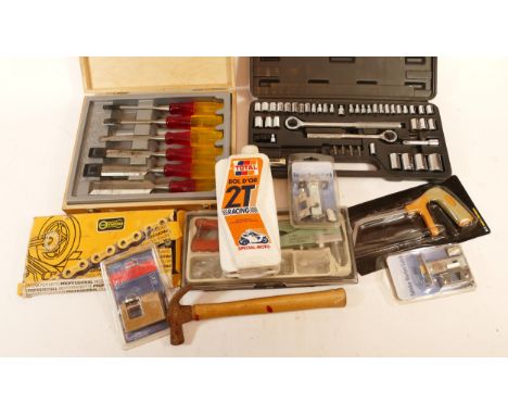 A collection of tools to include: A ratchet and socket set, a two way hand riveter and a Marples set of wood chisels amongst 