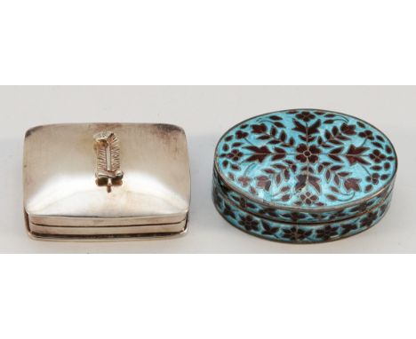 A 925 silver and enamel oval pill box, 6.5cm, together with another 925 silver pill box with feather decoration, 6cm, 93gm (2