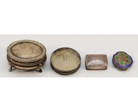A silver trinket box, Birmingham 1907, velvet lined, together with a silver compact, Birmingham 1927, a 925 silver pill box a