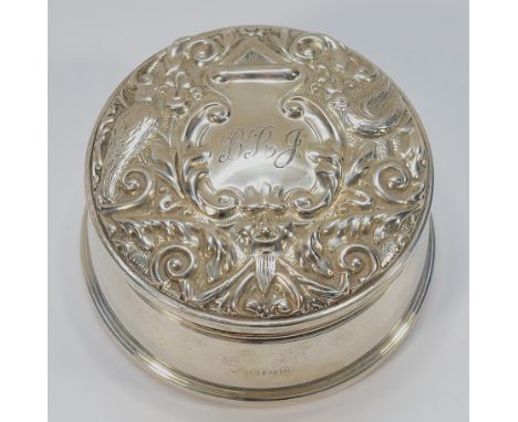 A silver trinket box, Birmingham 1998, embossed with birds, velvet lined, diameter 9cm