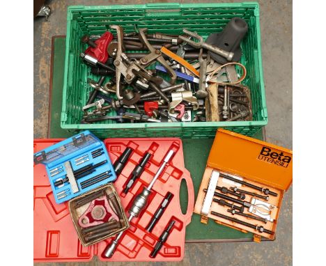 A large collection of bearing pullers, spreading and splitting tools, makes include, Sykes Pickavant and Beta.