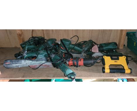 A selection of 240v power tools to include Bosch PEX 400AE orbital sander, Bosch PDA 180 sander, Bosch PVS 300AE sander, Bosc