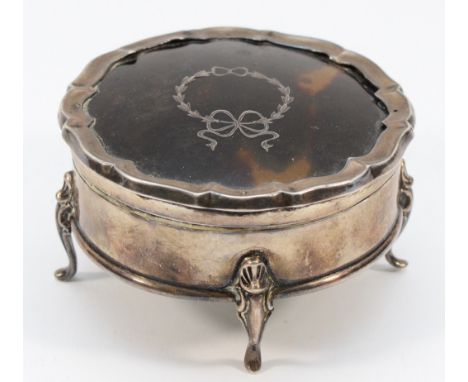 A circular silver and tortoiseshell trinket box, Chester 1914, with velvet liner, raised on four feet, 8cm