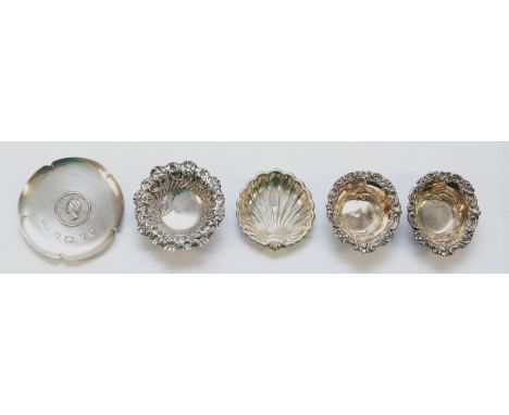 A Victorian silver pair of heart shape trinket dishes, Chester 1898 and three other silver dishes, (5), 74gm