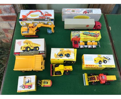 A collection of boxed Dinky diecast toys to include 973 Eaton Yale Articulated Tractor Shovel, 924 Aveling-Barford 'Centaur' 