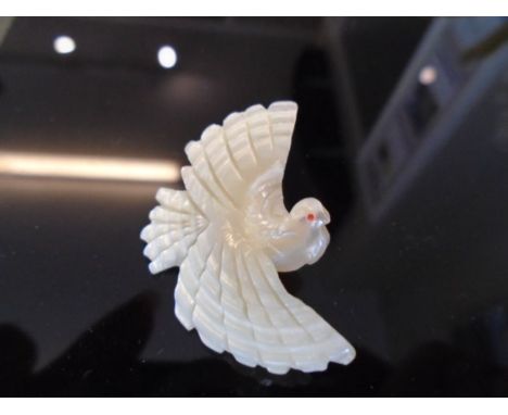 6 Beautiful Mother of Pearl Dove shaped buttons, with small painted red eyes. All in very good condition no chips etc.. 4cm a