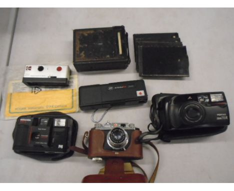 vintage cameras including Kodak instamatic, pentax, Halina and cameo folding camera with plates