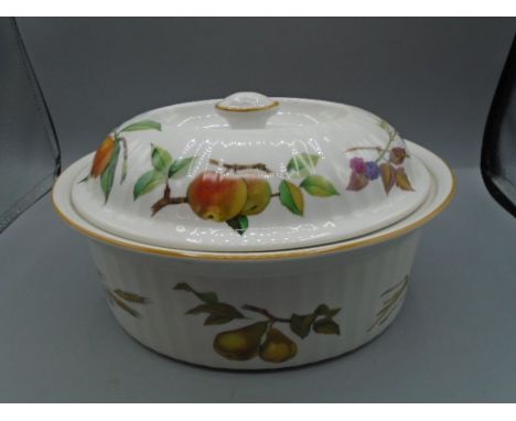 Royal Worcester 'Evesham' oven dish. no damage, good condition