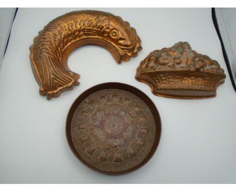 A Vintage Copper Jelly/Cream mould depicting a basket of fruits,  with wall hanging ring 25cm across approx. A Vintage copper