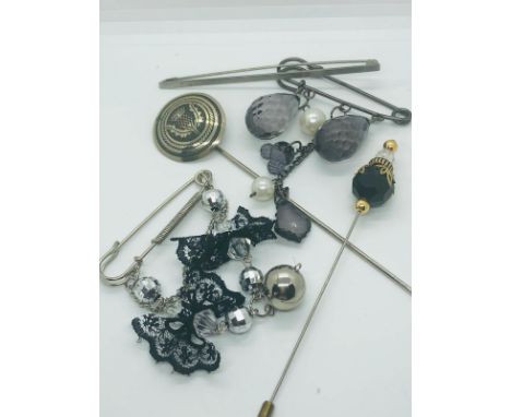 Lot of scottish kilt pins. 