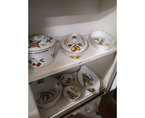 2 shelfs of royal Worcester Evesham. 