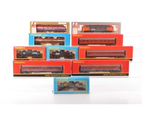 Lima HO/00 Gauge boxed Australian Diesel Locomotives Powerline Coaches and Freightline Tank wagons (10), Lima, 208123 Austral