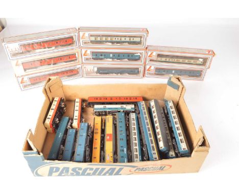 Lima Coaches and wagons 00 gauge (33), comprising in wrong boxes Bogie parcels vans blue (4 one unboxed), Mark 2 coaches blue