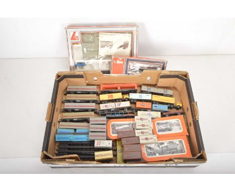 Lima and other H0 gauge Container and other  wagons (18), comprising in original boxes Lima 9062 Hot Metal car, 2871 Containe