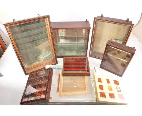 Wooden and glass display cabinets (7), comprising Wooden cabinets with mirror backings and mostly adjustable shelves, In orig