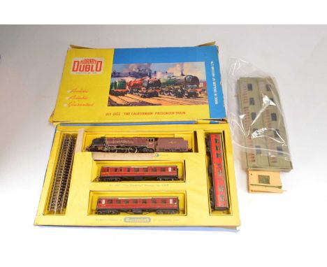 Hornby-Dublo 00 Gauge 2-Rail 2022 'The Caledonian' Train Set and unboxed Engine Shed (2), Set comprising BR maroon 46245 'Cit