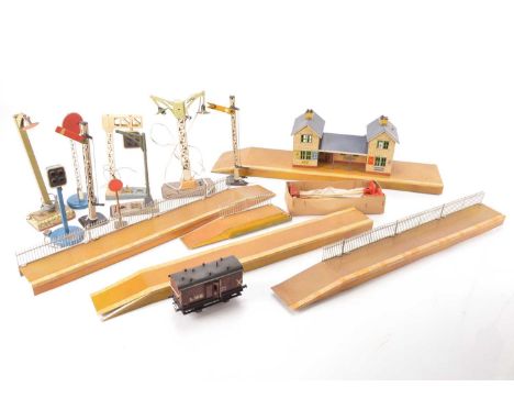 Marklin/Bing and other commercial manufacturers 0 Gauge Railway Accessories (qty), Bing 2-story Station building mounted on o