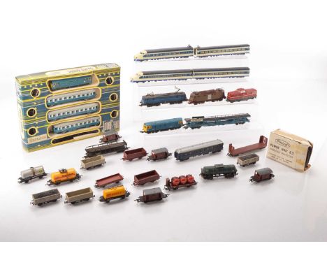 Lima Jouef/Playcraft H0 gauge Locomotives coaches  and wagons (29), comprising in original box Jouef 7668 Golden Arrow set wi