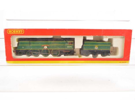 Hornby 00 Gauge boxed R2692 BR green Battle of Britain Class 34090 'Sir Eustace Missenden' Locomotive and Tender, in original